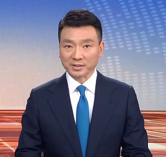 00後男主播爆紅!顏值超高引熱議,不輸年輕版康輝還撞臉男明星