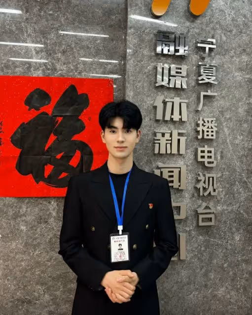 00後男主播爆紅!顏值超高引熱議,不輸年輕版康輝還撞臉男明星