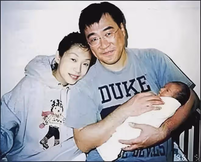 李宗盛三個女兒,一個為翻譯官,一個女強人,林憶蓮生的李喜兒呢