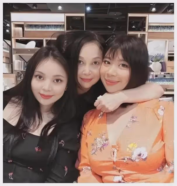 李宗盛三個女兒,一個為翻譯官,一個女強人,林憶蓮生的李喜兒呢