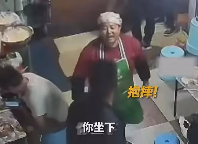 昆明燒烤店老闆娘火爆全網,是誰在操控主流媒體?