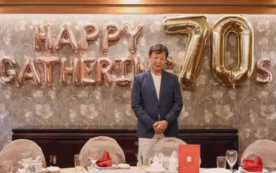 「老戲骨」,兩個妻子樓上樓下住,雞飛狗跳30年,如今咋樣了?