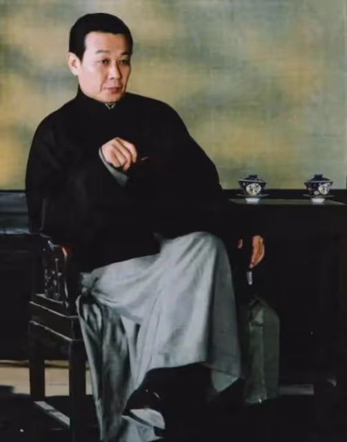 「老戲骨」,兩個妻子樓上樓下住,雞飛狗跳30年,如今咋樣了?