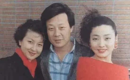 「老戲骨」,兩個妻子樓上樓下住,雞飛狗跳30年,如今咋樣了?