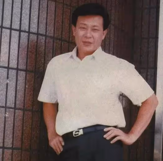 「老戲骨」,兩個妻子樓上樓下住,雞飛狗跳30年,如今咋樣了?