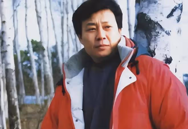 「老戲骨」,兩個妻子樓上樓下住,雞飛狗跳30年,如今咋樣了?