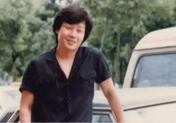 「老戲骨」,兩個妻子樓上樓下住,雞飛狗跳30年,如今咋樣了?
