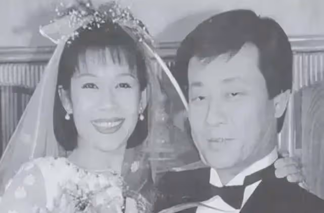 「老戲骨」,兩個妻子樓上樓下住,雞飛狗跳30年,如今咋樣了?