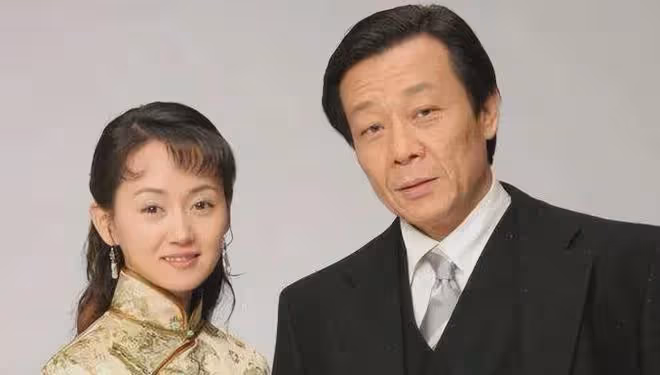 「老戲骨」,兩個妻子樓上樓下住,雞飛狗跳30年,如今咋樣了?