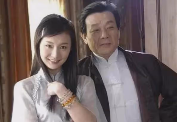 「老戲骨」,兩個妻子樓上樓下住,雞飛狗跳30年,如今咋樣了?