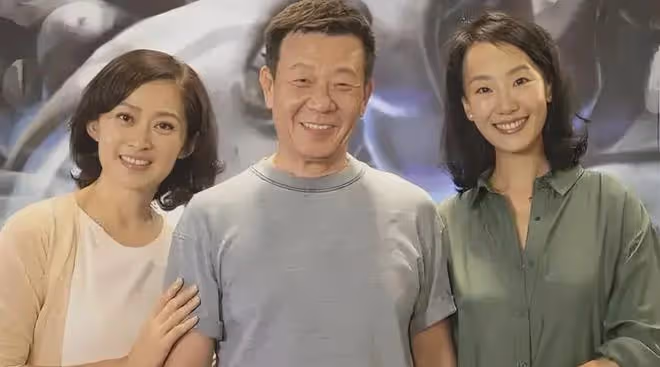 「老戲骨」,兩個妻子樓上樓下住,雞飛狗跳30年,如今咋樣了?