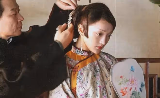 「老戲骨」,兩個妻子樓上樓下住,雞飛狗跳30年,如今咋樣了?