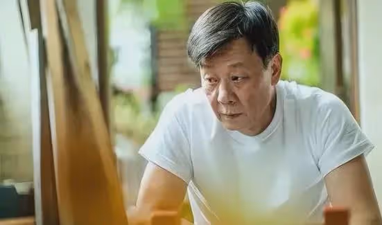 「老戲骨」,兩個妻子樓上樓下住,雞飛狗跳30年,如今咋樣了?