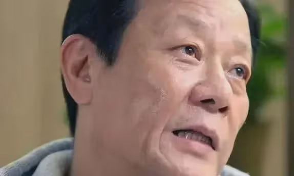 「老戲骨」,兩個妻子樓上樓下住,雞飛狗跳30年,如今咋樣了?