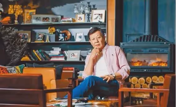 「老戲骨」,兩個妻子樓上樓下住,雞飛狗跳30年,如今咋樣了?