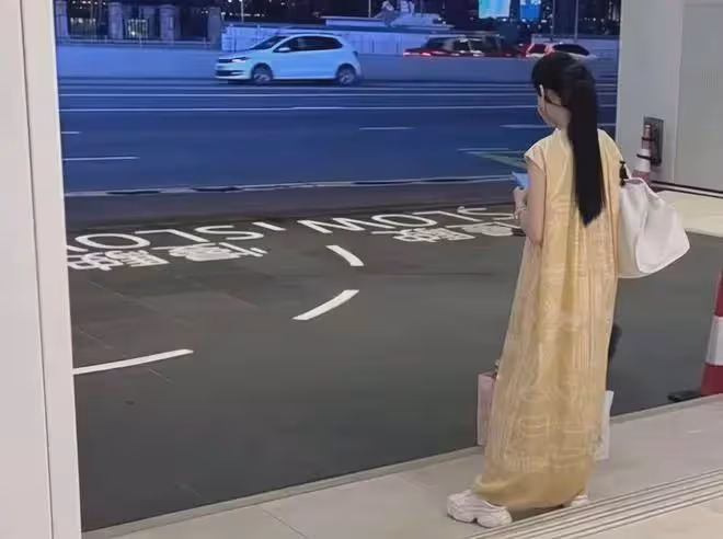 范冰冰好悽慘?街頭被偶遇,穿3年前小白鞋路邊打車,低調又普通