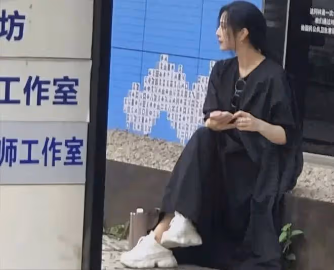 范冰冰好悽慘?街頭被偶遇,穿3年前小白鞋路邊打車,低調又普通