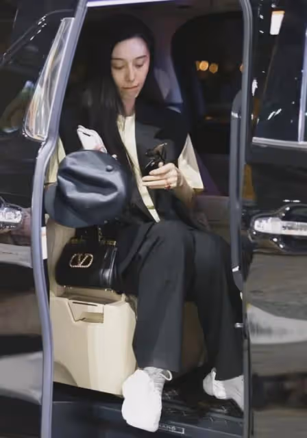 范冰冰好悽慘?街頭被偶遇,穿3年前小白鞋路邊打車,低調又普通