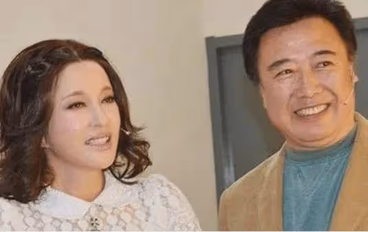 劉曉慶大尺度發言：「老公抱我睡覺」，七旬老太撒嬌仍是少女！
