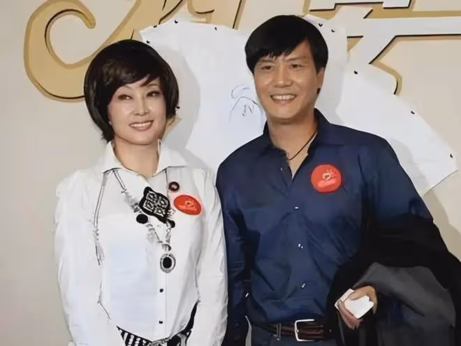 劉曉慶大尺度發言：「老公抱我睡覺」，七旬老太撒嬌仍是少女！