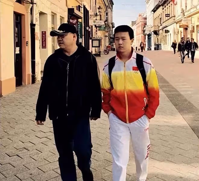 同樣是英達的兒子,宋丹丹和梁歡兒子對比,差距太大了