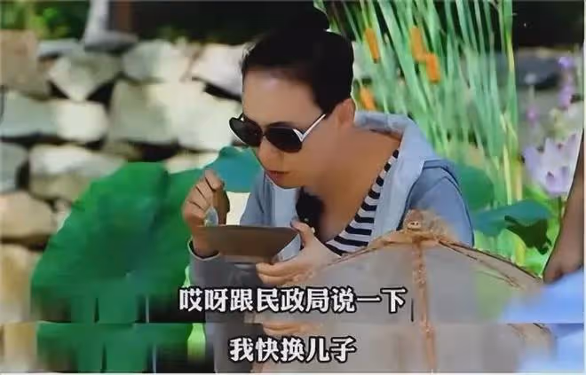 同樣是英達的兒子,宋丹丹和梁歡兒子對比,差距太大了