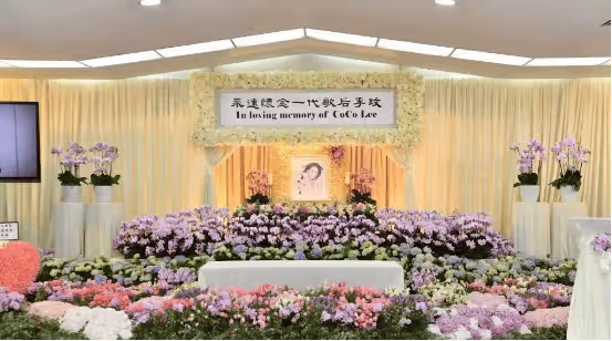 天后李玟墓地近照曝光,雜草叢生引粉絲不滿,二姐斥網紅博流量行為不妥