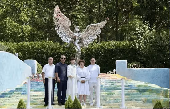 天后李玟墓地近照曝光,雜草叢生引粉絲不滿,二姐斥網紅博流量行為不妥
