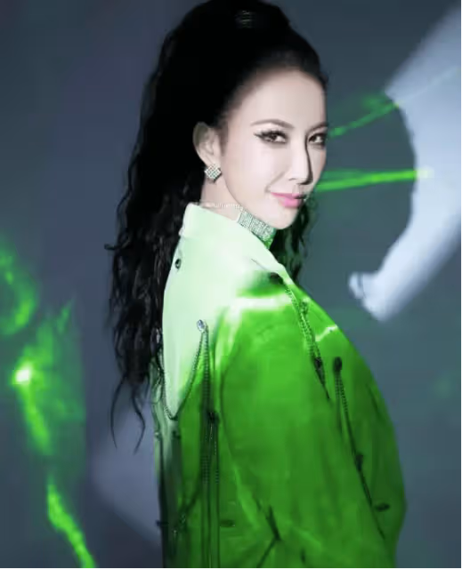 天后李玟墓地近照曝光，雜草叢生引粉絲不滿，二姐斥網紅博流量行為不妥