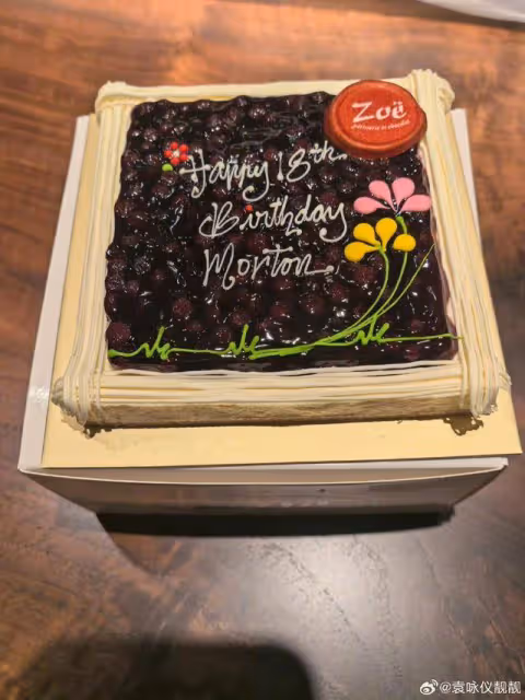 張智霖夫婦為兒子慶祝18歲生日！準備3個蛋糕，溫馨合照吸睛