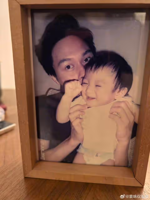 張智霖夫婦為兒子慶祝18歲生日！準備3個蛋糕，溫馨合照吸睛