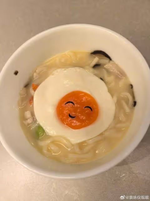 張智霖夫婦為兒子慶祝18歲生日！準備3個蛋糕，溫馨合照吸睛