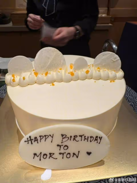 張智霖夫婦為兒子慶祝18歲生日！準備3個蛋糕，溫馨合照吸睛