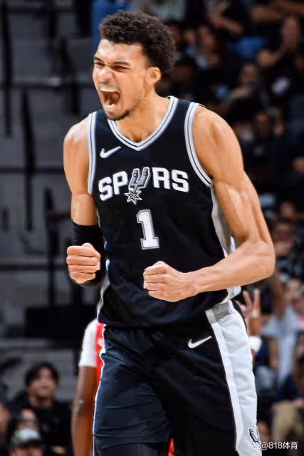 天選之子!文班亞馬8記三分狂轟50分6板3帽,成NBA第4年輕50分先生