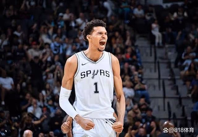 天選之子!文班亞馬8記三分狂轟50分6板3帽,成NBA第4年輕50分先生
