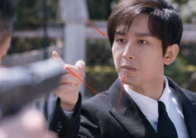 不說台詞嘴閉緊,說詞嘴僵,王勁松難救34歲成毅尷尬演技