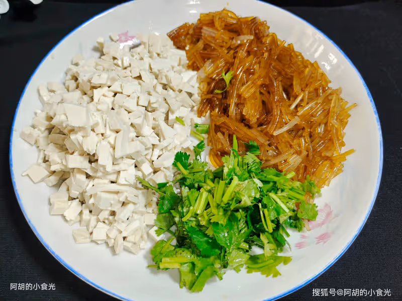 入冬不懂吃此菜太虧了,不起眼的蔬菜之王!經常蒸個菜卷,皮薄餡多、特軟和