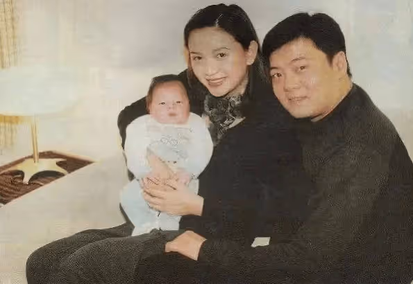 與梁朝偉同居6年分手,獨自撫養兒子長大,曾經的女神,如今怎麼樣了?