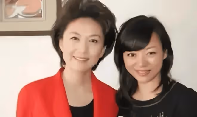 央視主持人海霞亮「新身份」,丈夫是大名鼎鼎的他,女兒比媽更美