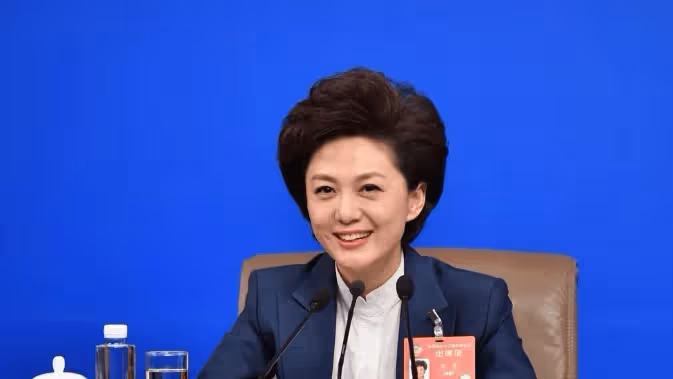 央視主持人海霞亮「新身份」,丈夫是大名鼎鼎的他,女兒比媽更美