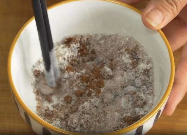 愛吃發麵糖餅不會烙?試試這個技巧,咬一口滿嘴留香,放涼也不硬
