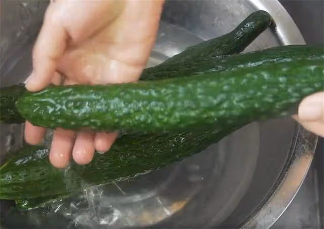 飯店的拌黃瓜為啥又脆又入味?原來做法這麼簡單,一次5根不夠吃