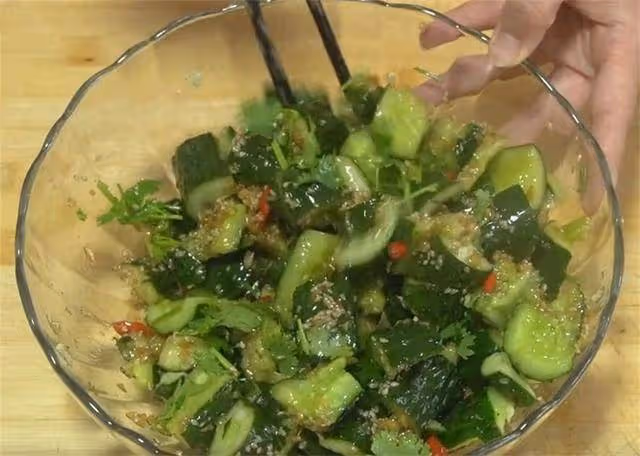 飯店的拌黃瓜為啥又脆又入味?原來做法這麼簡單,一次5根不夠吃