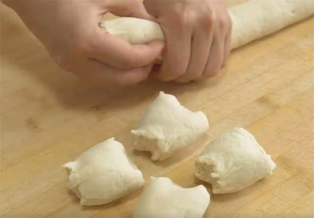 孩子點名要吃小饅頭,雙手一搓、筷子一壓就搞定,個個鬆軟有嚼勁