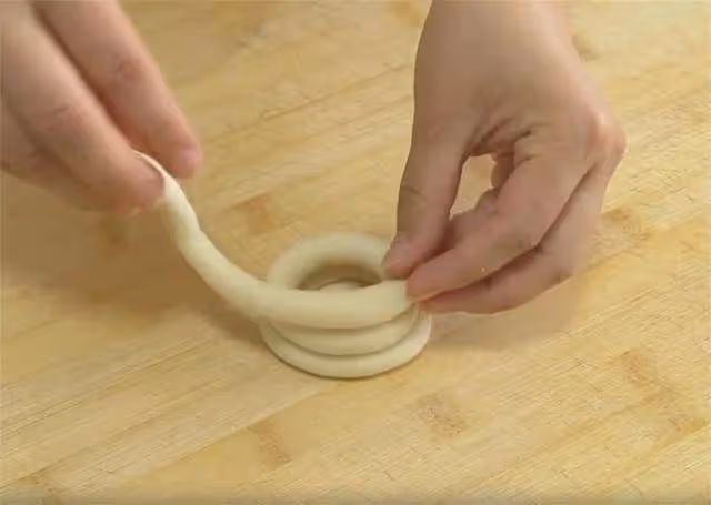孩子點名要吃小饅頭,雙手一搓、筷子一壓就搞定,個個鬆軟有嚼勁