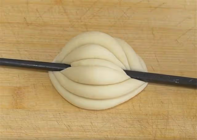 孩子點名要吃小饅頭,雙手一搓、筷子一壓就搞定,個個鬆軟有嚼勁