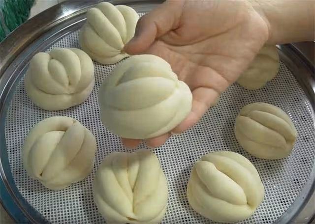 孩子點名要吃小饅頭,雙手一搓、筷子一壓就搞定,個個鬆軟有嚼勁