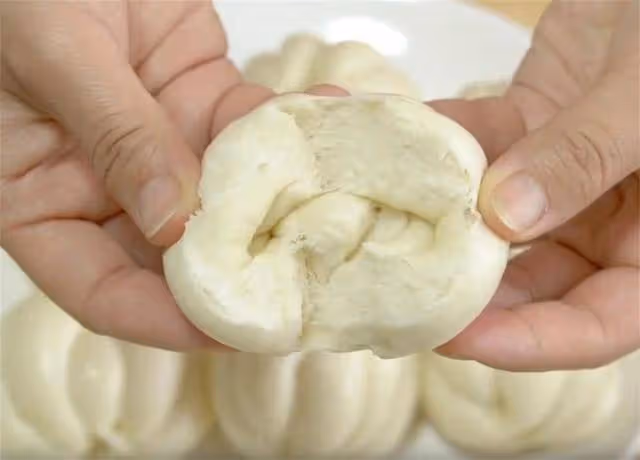 孩子點名要吃小饅頭,雙手一搓、筷子一壓就搞定,個個鬆軟有嚼勁