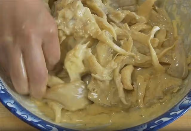 椒鹽蘑菇要不要焯水,很多人都錯了,難怪不酥脆,外脆里嫩有訣竅