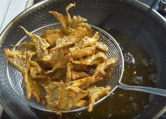 椒鹽蘑菇要不要焯水,很多人都錯了,難怪不酥脆,外脆里嫩有訣竅